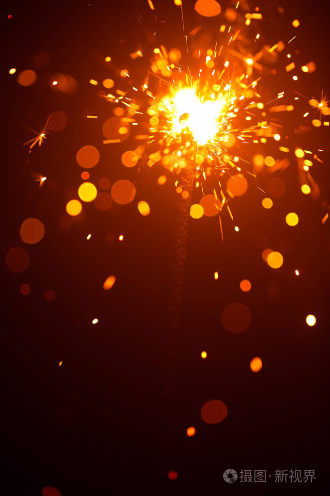 圣诞节烟火在红灯的薄雾中