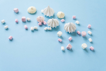 柔和的食物集五颜六色的棉花糖在蓝色背景。甜品, 简约的设计