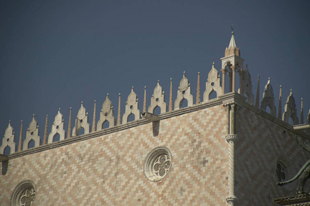 威尼斯圣马可大教堂的玫瑰和尖塔的细节