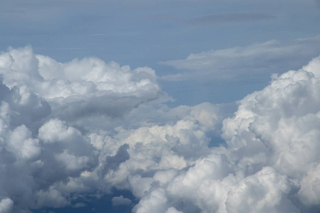 飞机窗口的天空中的云