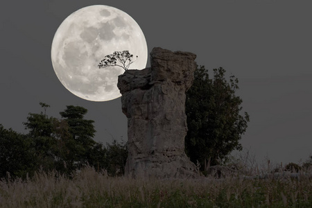在巨石阵的泰国超级月亮图片