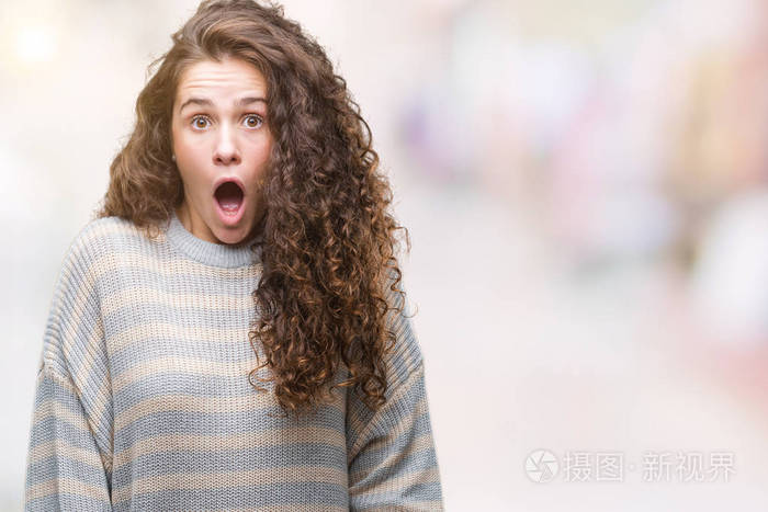 穿着冬天毛衣在孤立的背景害怕和震惊与惊奇的表情, 恐惧和兴奋的脸
