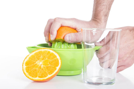 橙榨汁机中人榨橙汁的裁剪图像