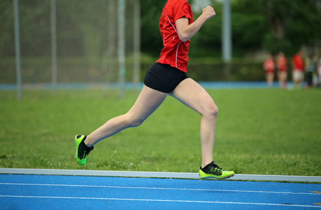 女孩跑得快周围的轨道在体育比赛中