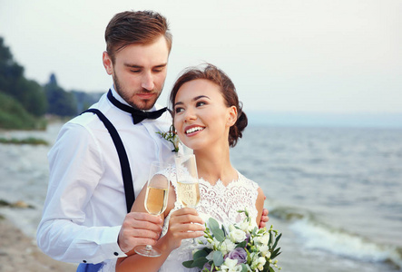 新郎和新娘戴着眼镜的香槟