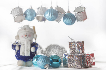 蓝色和银色的圣诞树的装饰品, 挂在图像球和鼓的顶部
