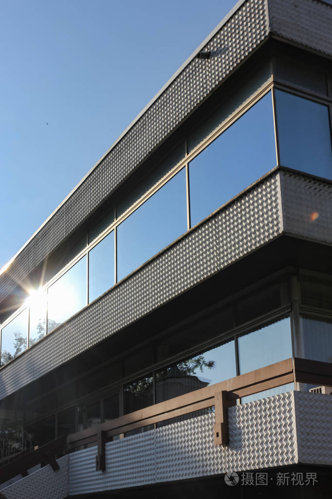 带蓝天和窗户的办公楼外立面