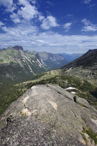 埃尔加基山西部的 sayans 在夏天