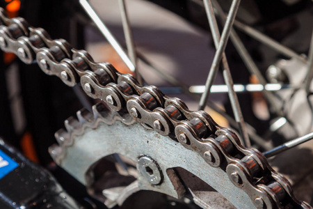 运动自行车上的钢制齿轮链