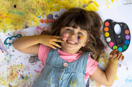 水彩画的女孩可爱的孩子有乐趣的肖像与手油漆.