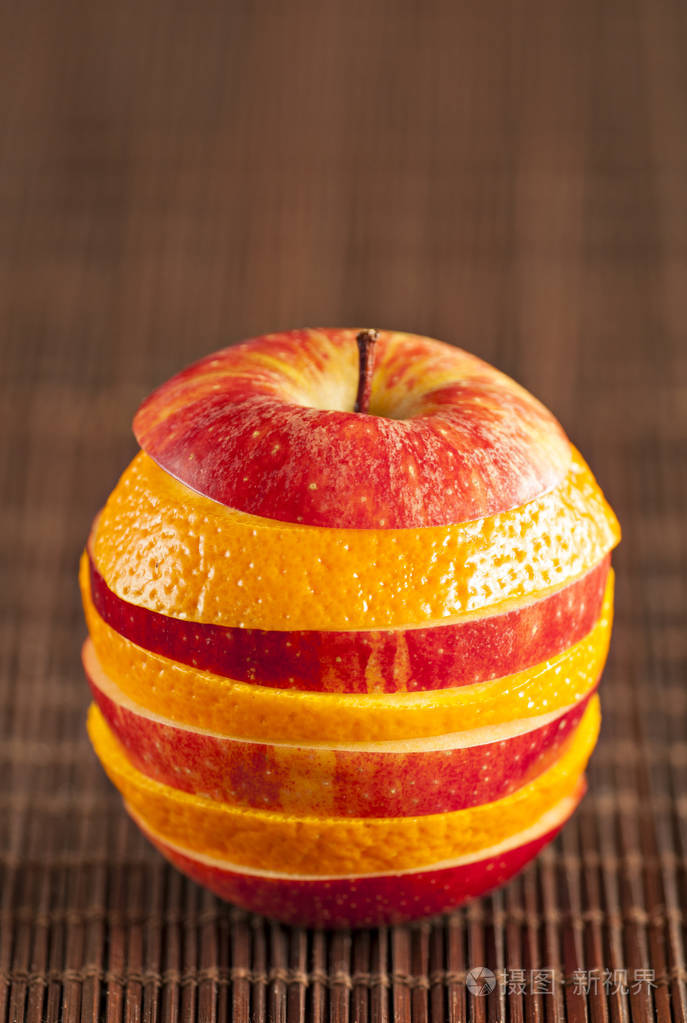 苹果和橙子片切成薄片和混合