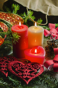 新年和圣诞节背景与蜡烛装饰圣诞树