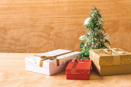 与木桌背景上的圣诞装饰礼品盒