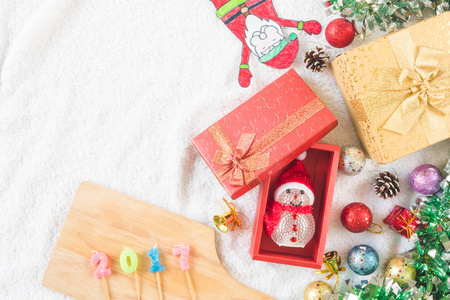 顶视图的礼品盒用白色背景上的圣诞装饰