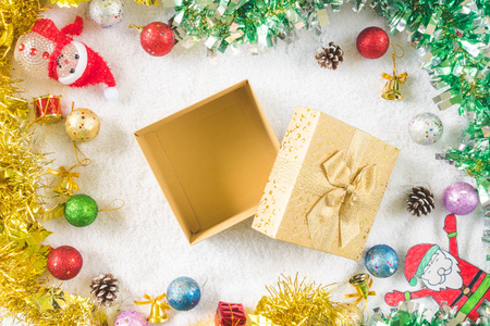 顶视图的白色背景上的圣诞装饰礼品盒