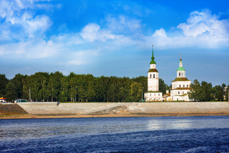 苏霍纳河和圣尼古拉斯教堂在夏天。大维基乌斯蒂格俄罗斯