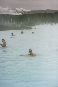 游客和游客在冰岛雷克雅未克的蓝色泻湖享受室外地热游泳池