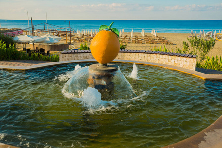 喷泉与杏子水果雕塑和海景。阿拉尼亚半岛, 安塔利亚区, 土耳其, 亚洲