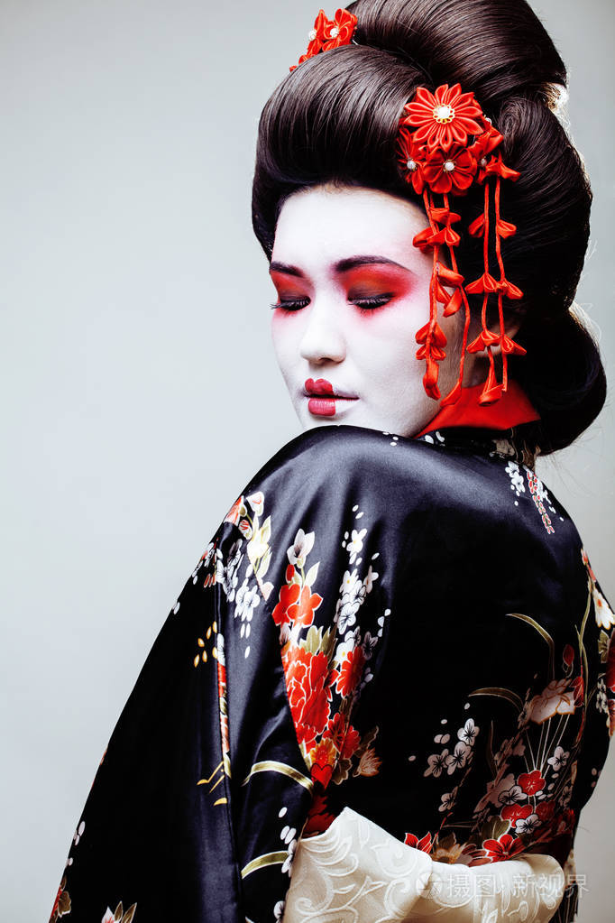 年轻漂亮的艺妓