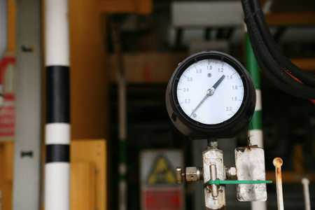 石油和天然气生产过程的监测情况，仪表的测量在行业工作 行业背景与计，近压力表仪测量过程中的压力