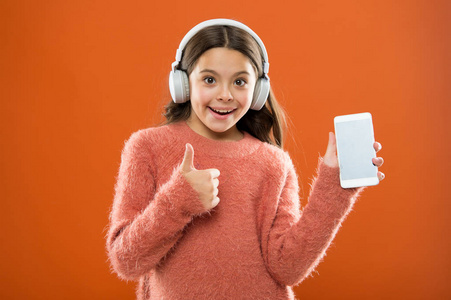 女孩听音乐现代耳机和智能手机。获取音乐系列订阅。访问数以百万计的歌曲。享受音乐概念。最好的音乐应用程序, 值得听。免费收听