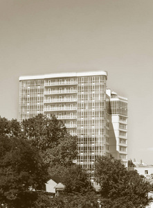 乌克兰奥德萨的现代多层建筑。单色风格