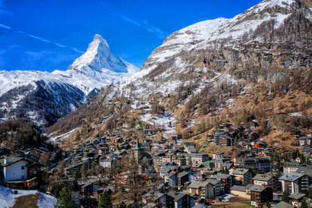 瑞士采尔马特峰峰背景的古村落美景