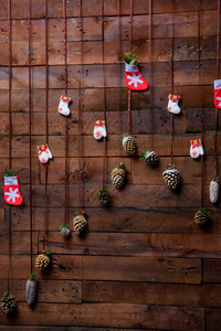 木墙上的圣诞装饰品。简单的节日装饰在家里。迪伊圣诞装饰。圣诞装饰云杉圆锥