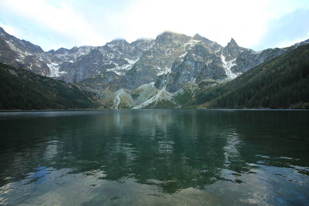 风景如画的山湖海眼, 雷比波托克山谷。波兰。莫尔斯基奥科是塔特拉高山上最大的山湖, 靠近扎科帕内, 位于波兰一侧的山脉, 在雷