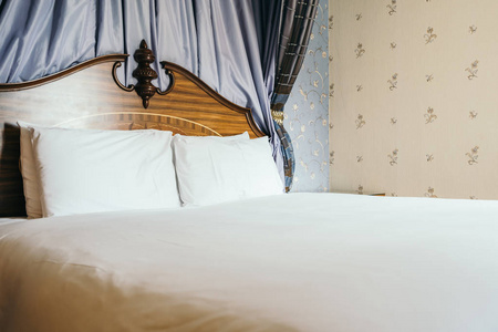 美丽舒适的白色枕头在床上装饰酒店卧室内饰