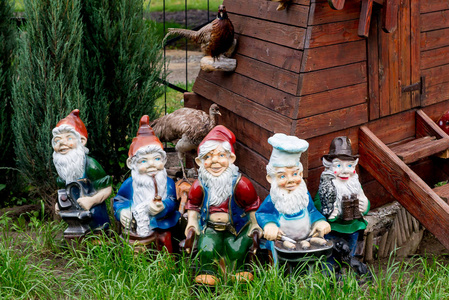小矮人的房子小房子由蓝色茶壶 童话幻想房子为 gnome 矮人或精灵