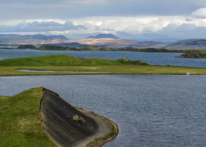 美丽的风景 myvatn 湖与绿色的伪国家和岛屿在 skutustadagigar 在美丽的阳光明媚的日子与蓝天。冰岛北部的热门