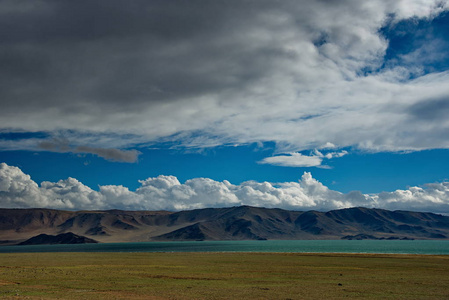 西蒙古。托尔博努尔湖一片无尽的风