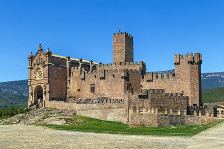 哈维尔城堡位于西班牙纳瓦拉的一座小山上