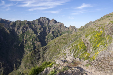 pico ruivo 徒步旅行, 在云层之上, 惊人的神奇景观, 令人难以置信的景色, 阳光明媚的天气与低云, 岛屿马德拉, 葡