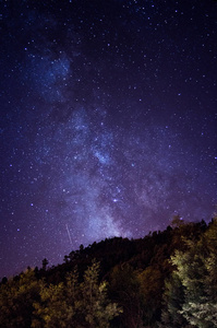 银河系恒星在葡萄牙翻山越岭的晚上