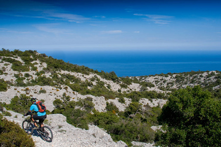 撒丁岛山脉和海洋骑山地自行车之间