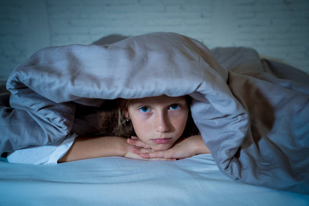 疲惫和不眠不休的痛苦失眠抑郁症压力在儿童情绪和睡眠障碍的概念照片