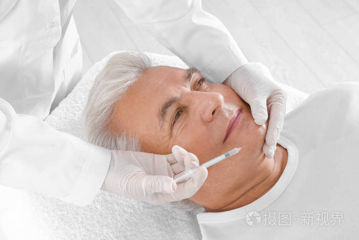 高级男士在诊所进行面部注射.整容手术理念