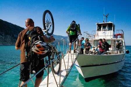 撒丁岛山脉和海洋骑山地自行车之间