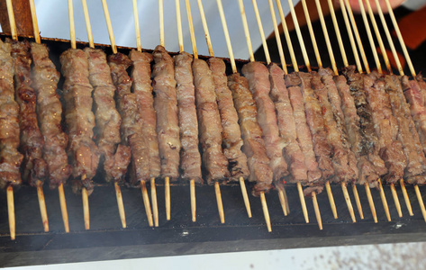 村铁在火盆上烤羊肉的肉串图片