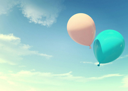 五颜六色的蓝色和粉红色气球漂浮在柔和的彩色滤光片的暑假，概念的夏天，假期，和快乐