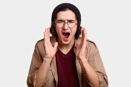 头套帽子愤怒绝望的嬉皮士的头张大口, 保持双手靠近