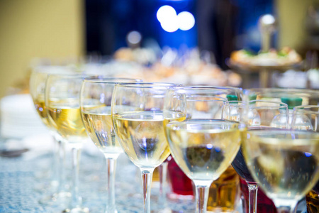 用酒，餐饮宴会桌，餐饮，自助餐，果汁，香槟杯，新的一年，酒厂，餐厅，眼镜眼镜庆祝