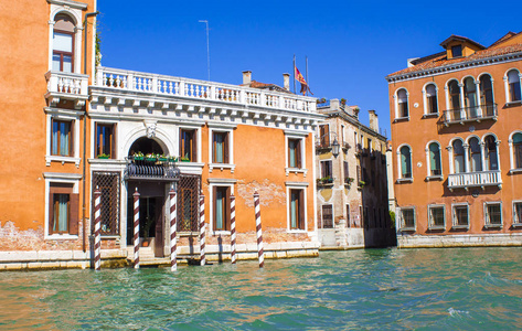 在阳光明媚的天气在威尼斯大运河上的传统房屋, 意大利