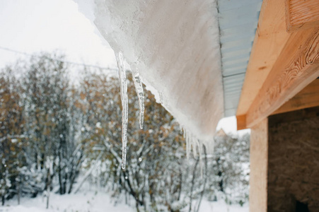 降雪后屋顶上的雪堆