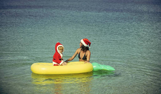 圣诞快乐家庭在水中的菠萝床垫