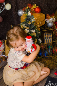 可爱的小女孩用手中的玩具圣诞老人