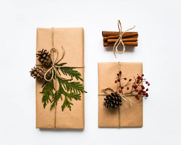 礼品盒在白色背景上的工艺文件。圣诞节或其他假日概念，顶视图，平躺