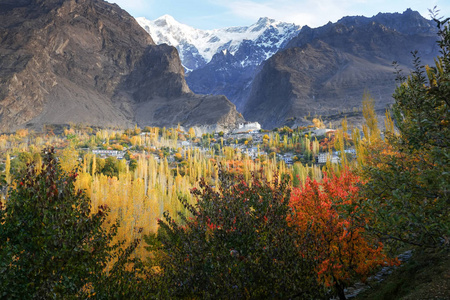 秋天的场景在卡里马巴德与山的背景。巴基斯坦 hunza 谷